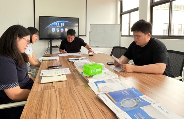 銷售部開展業(yè)務(wù)溝通會議.jpg